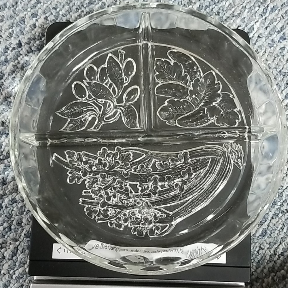Tri-compartment glass dish